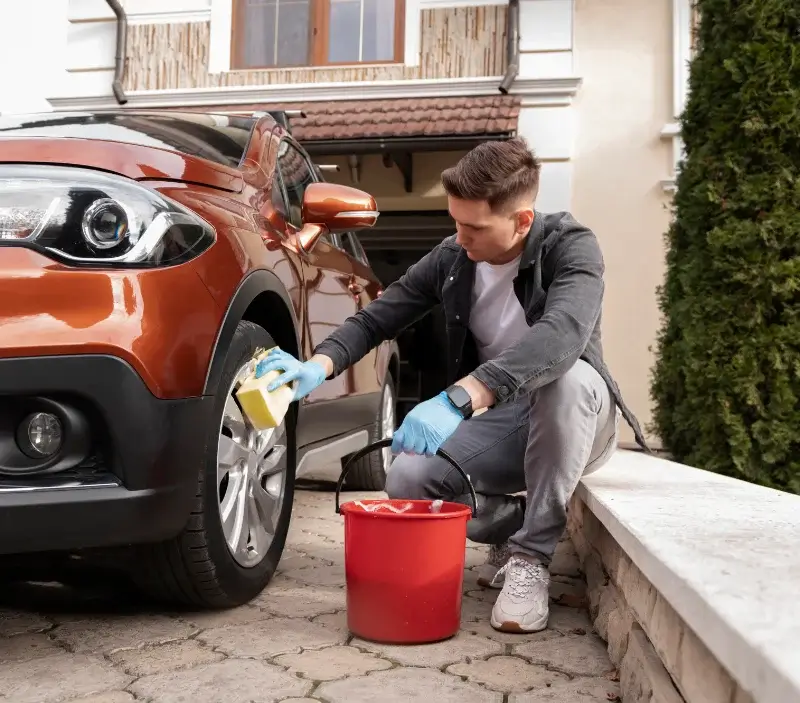 Lavage auto à domicile Treffléan : professionnel intervenant sur un véhicule